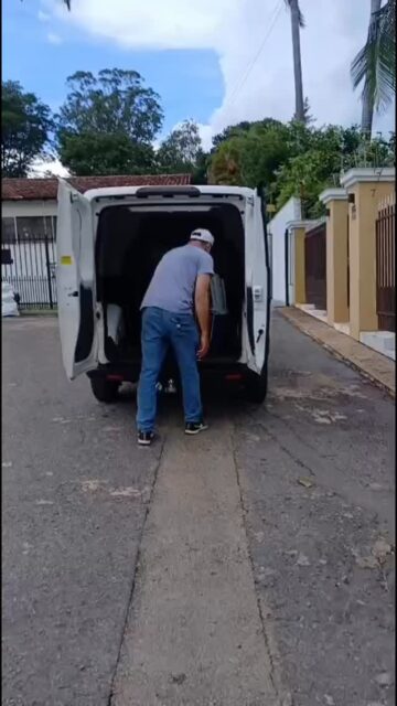 Transportamos o seu cão com conforto, segurança, carinho e todos os cuidados que os pets merecem! Taxi dog em Brasília e viagens internacionais, de cães, gatos e pets. #taxi Dog @transportedecaesepets