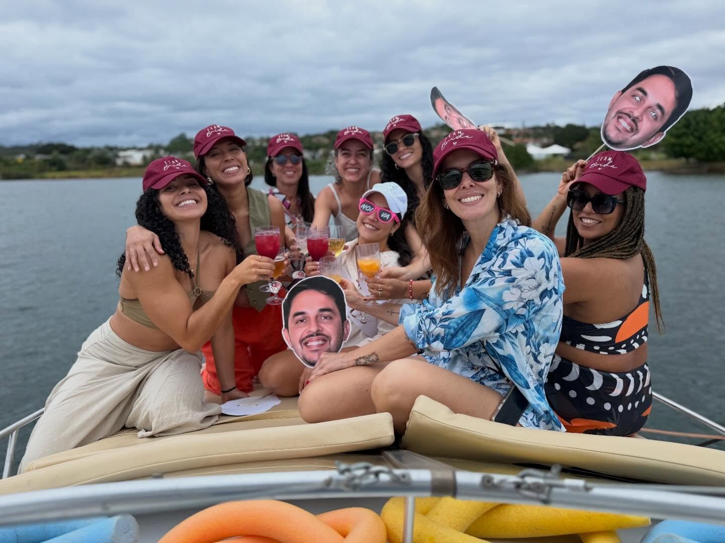 Despedida de solteira! Reúna as amigas e venha se divertir a bordo de uma lancha.