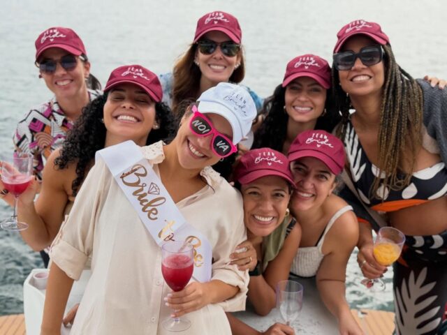 Despedida de solteira com as amigas! Venha se divertir a bordo de uma Lancha. Faça a sua reserva.
